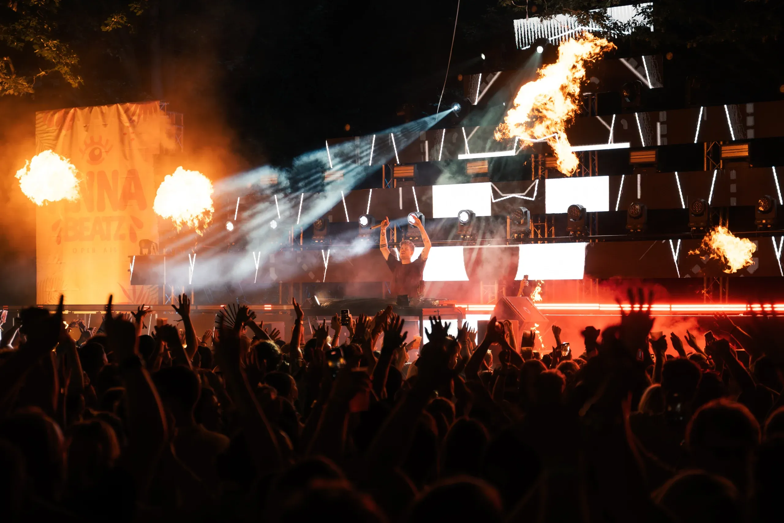 Feuerfontänen und Lichtshow über der Festivalbühne beim Anna Beatz Open Air
