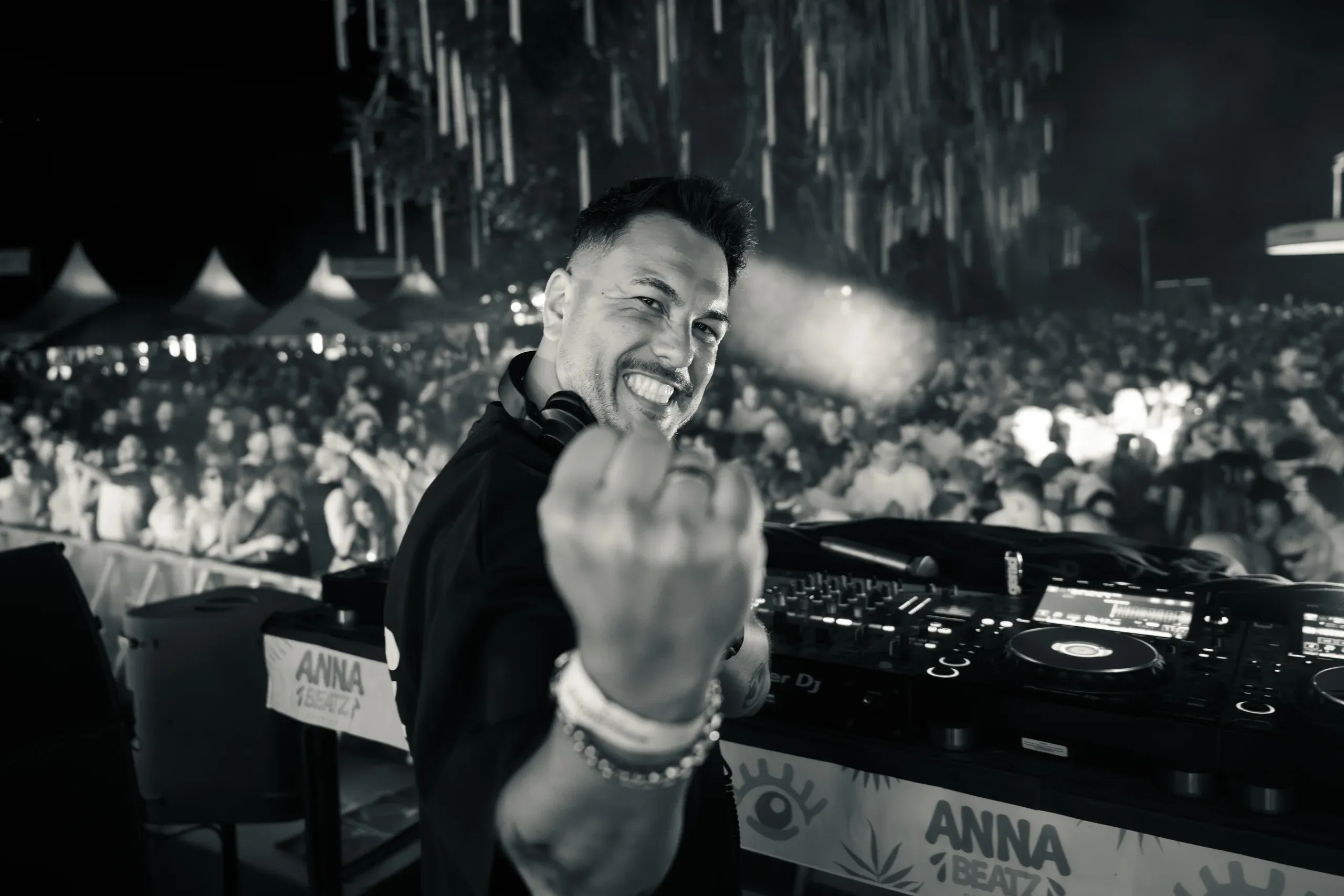 DJ am Mischpult, Schwarzweiß-Aufnahme beim Anna Beatz Festival