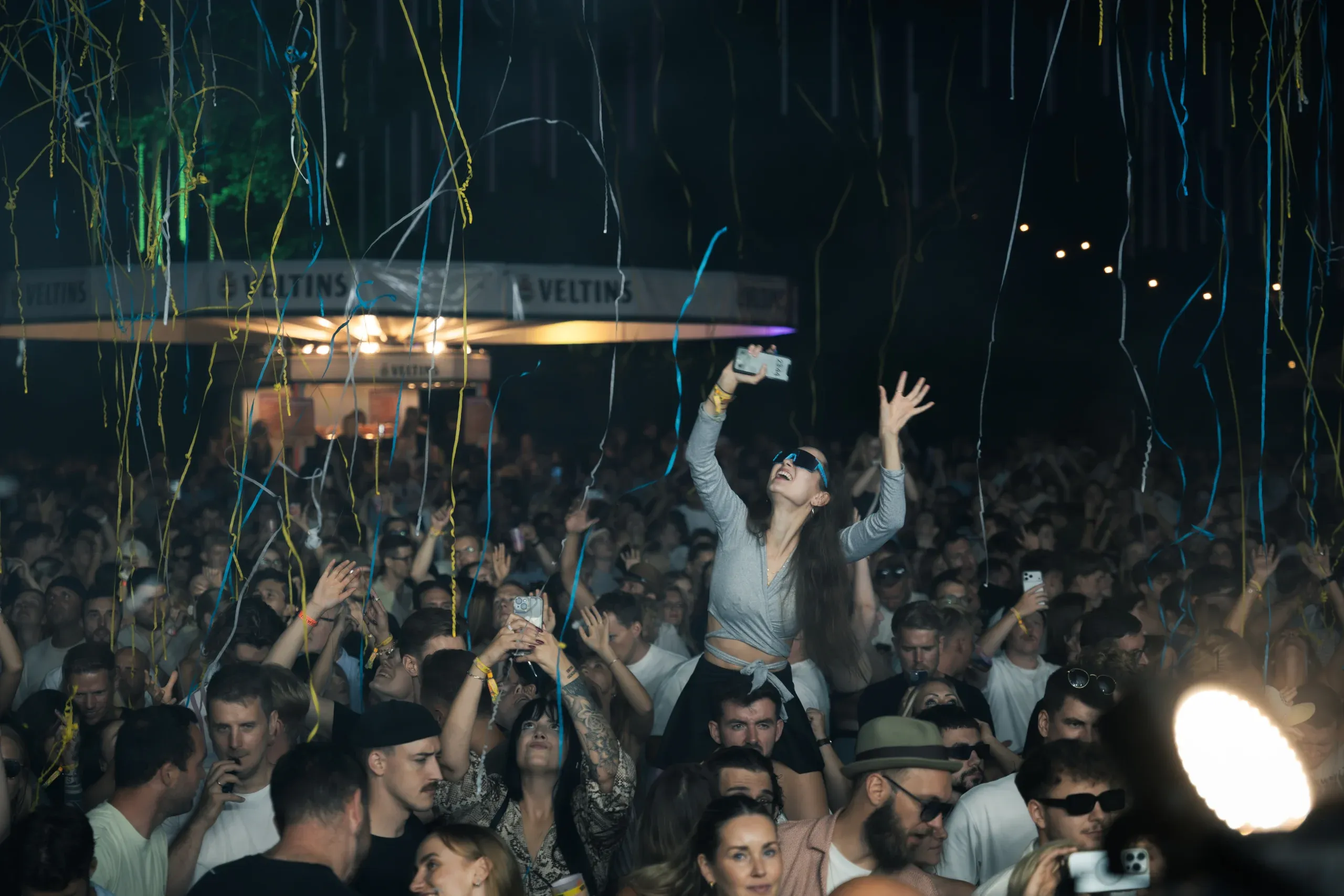 Konfetti und Luftschlangen über dem Publikum beim Anna Beatz Festival