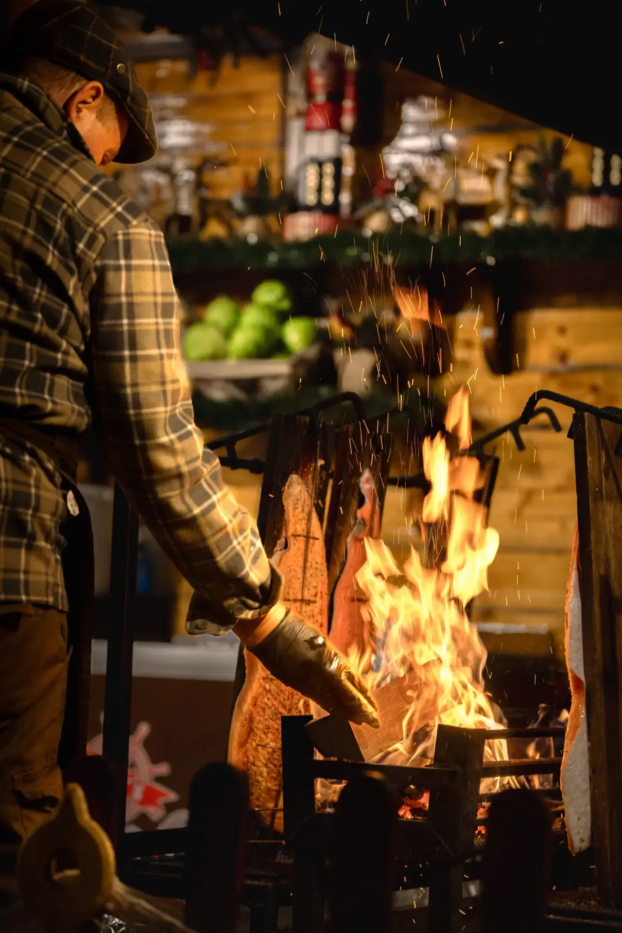 Grillstand mit offenem Feuer auf dem Weihnachtsmarkt in Bielefeld
