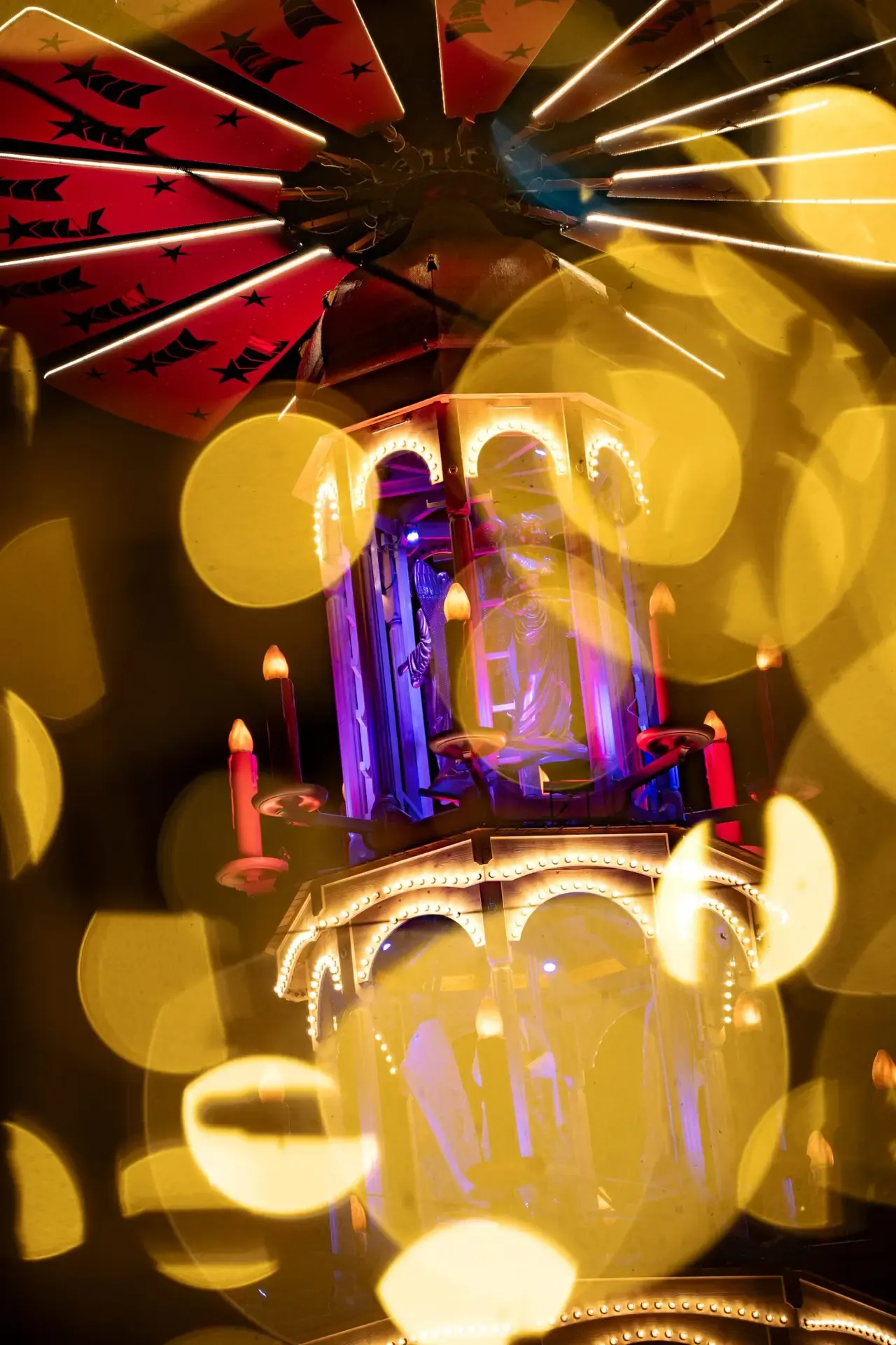 Beleuchtetes Karussell auf dem Weihnachtsmarkt in Bielefeld bei Nacht