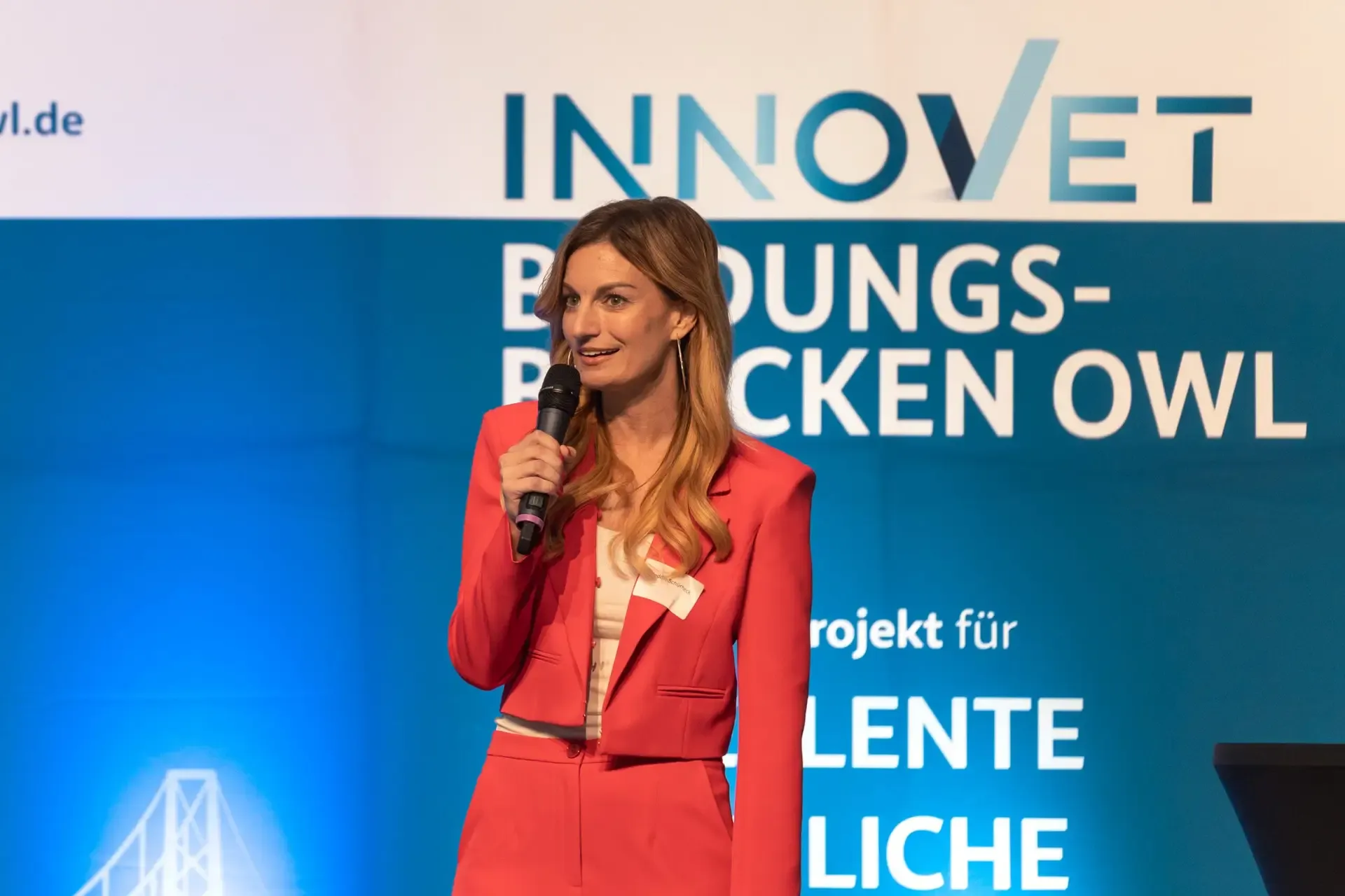 Rednerin auf der Bühne der Abschlusskonferenz Bildungsbrücken OWL