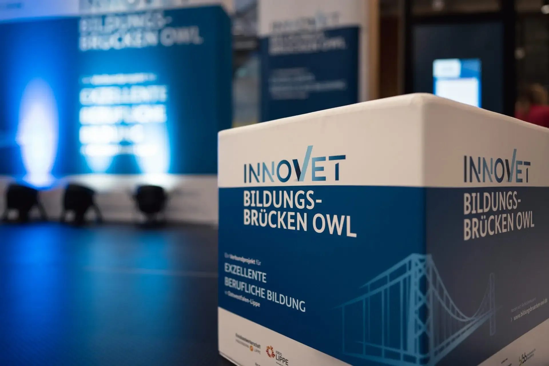 Rednerpult mit INNOVET-Branding bei der Abschlusskonferenz Bildungsbrücken OWL