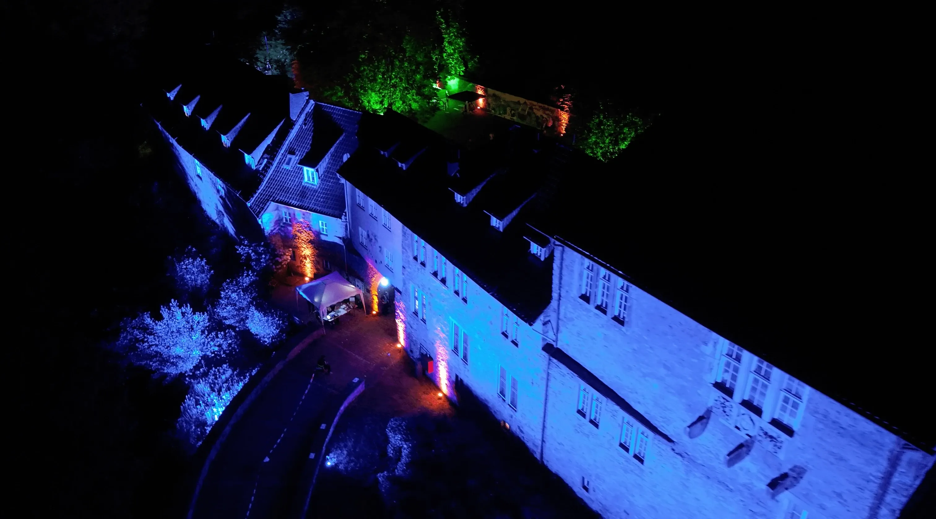 Drohnenaufnahme der Burg Sternberg beim Burgbeben Festival