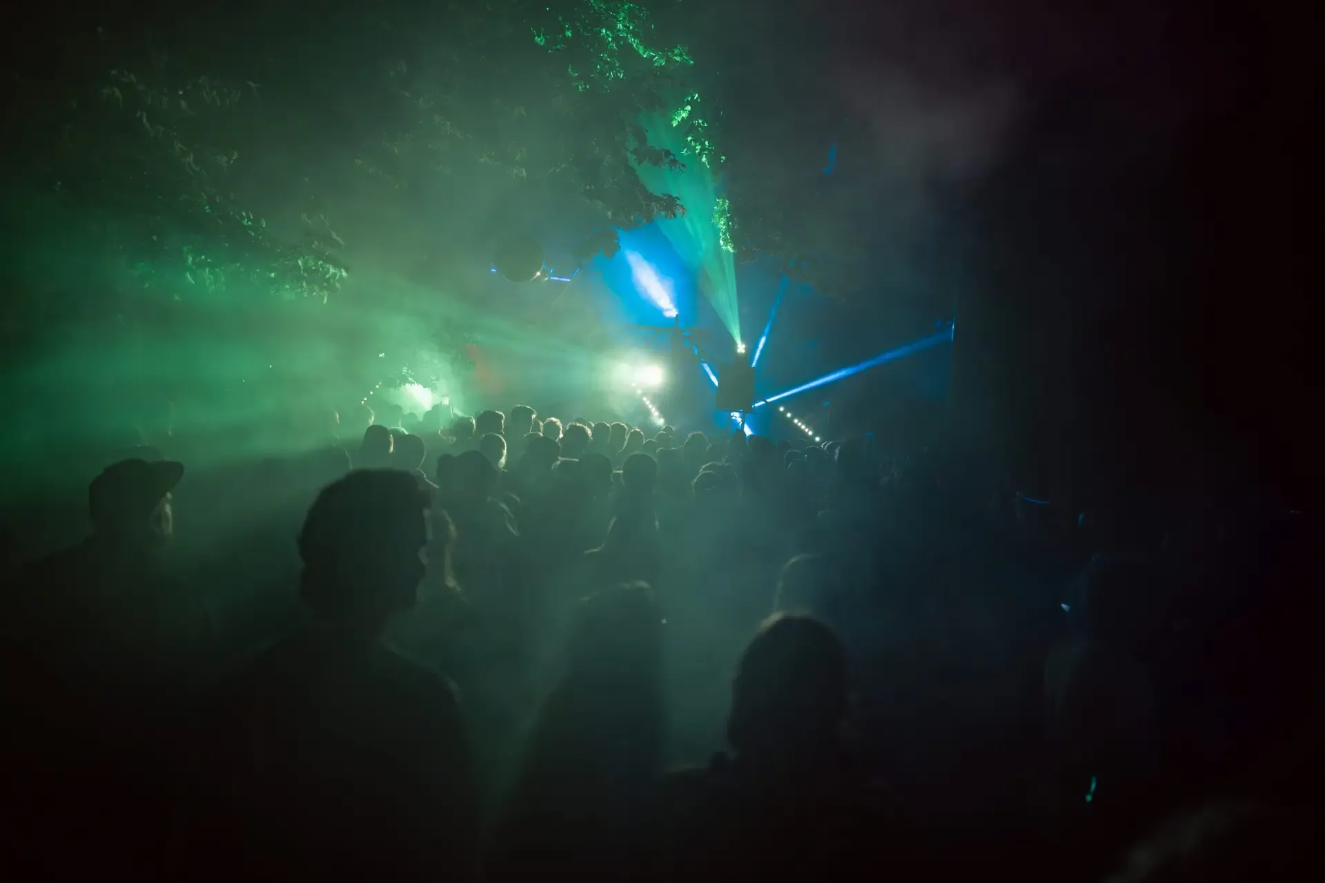 Lasershow über dem Publikum beim Burgbeben Sternberg 2024