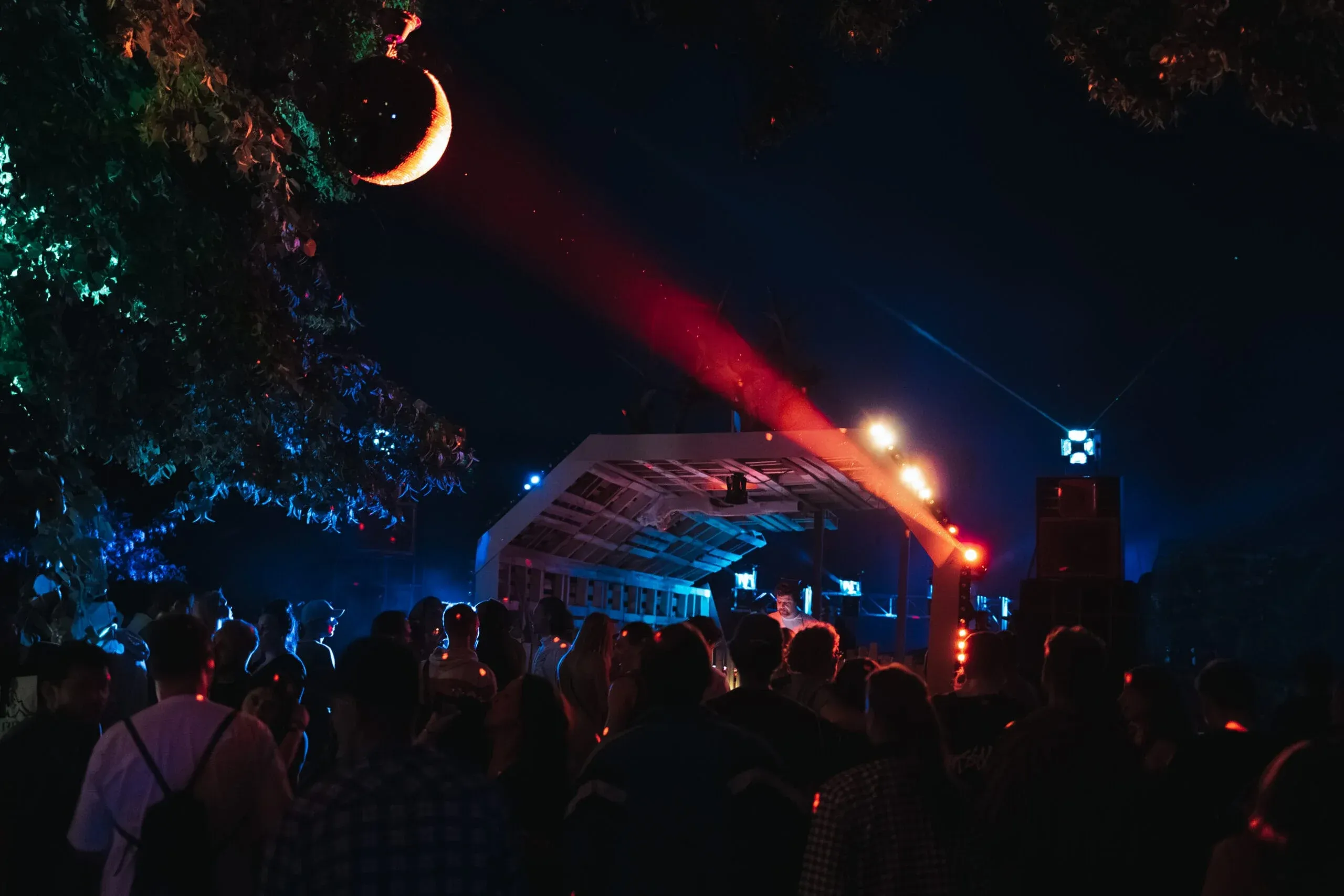 Bühne beim Burgbeben Sternberg mit Lichtshow und Publikum