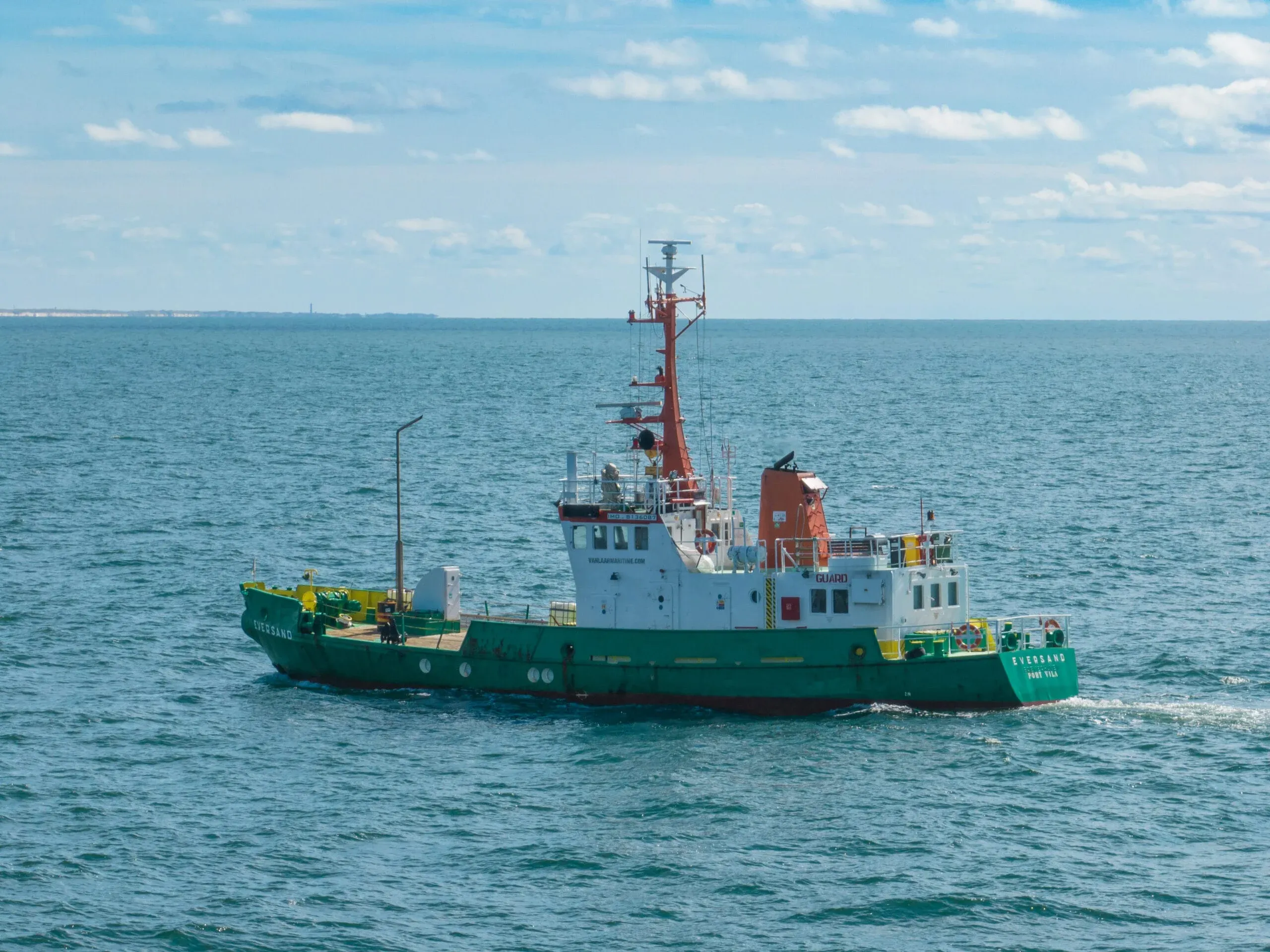 Drohnenaufnahme eines Schiffes auf offener See