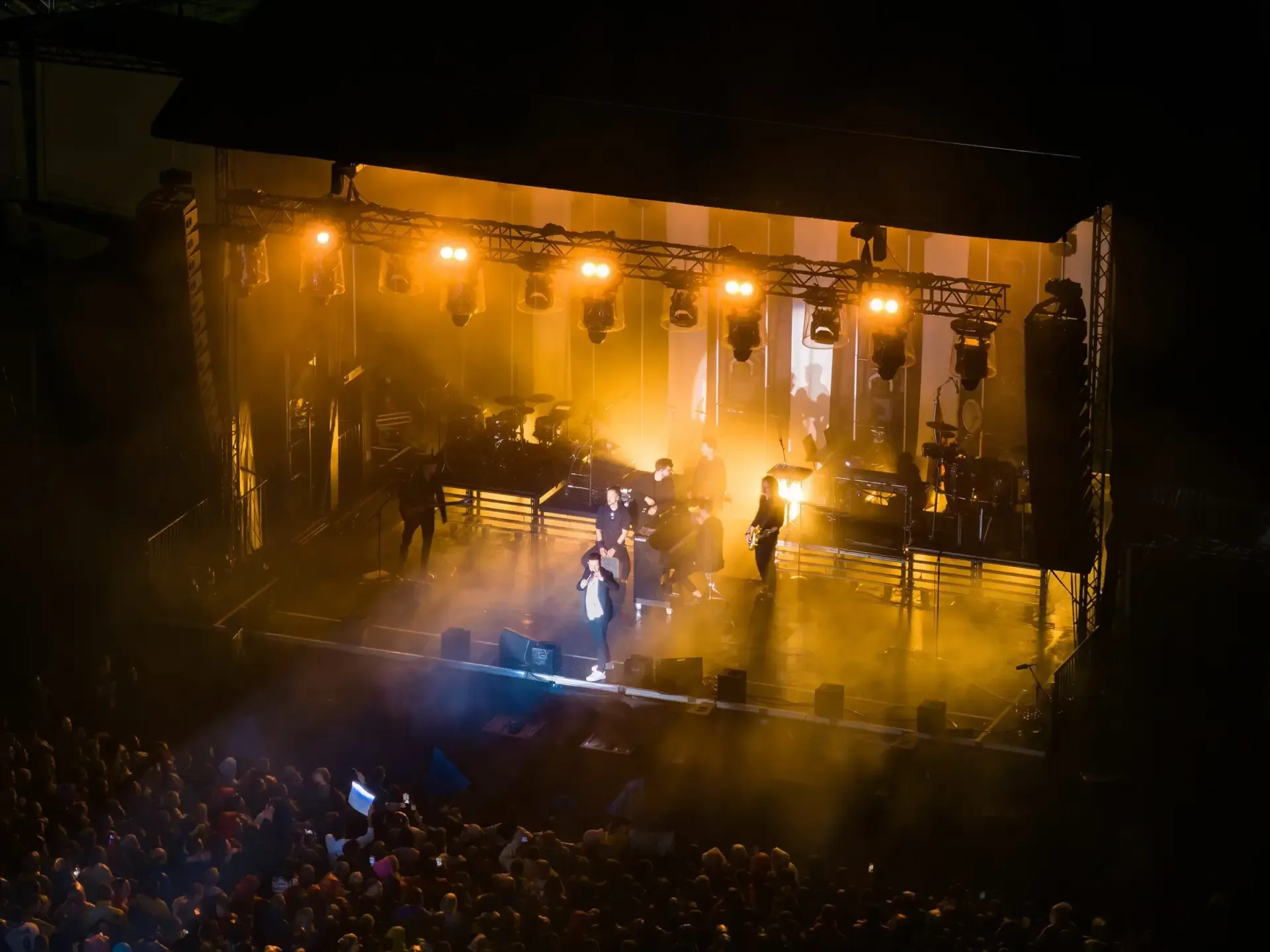 Luftaufnahme der beleuchteten Bühne beim Lippe Open Air in Lemgo