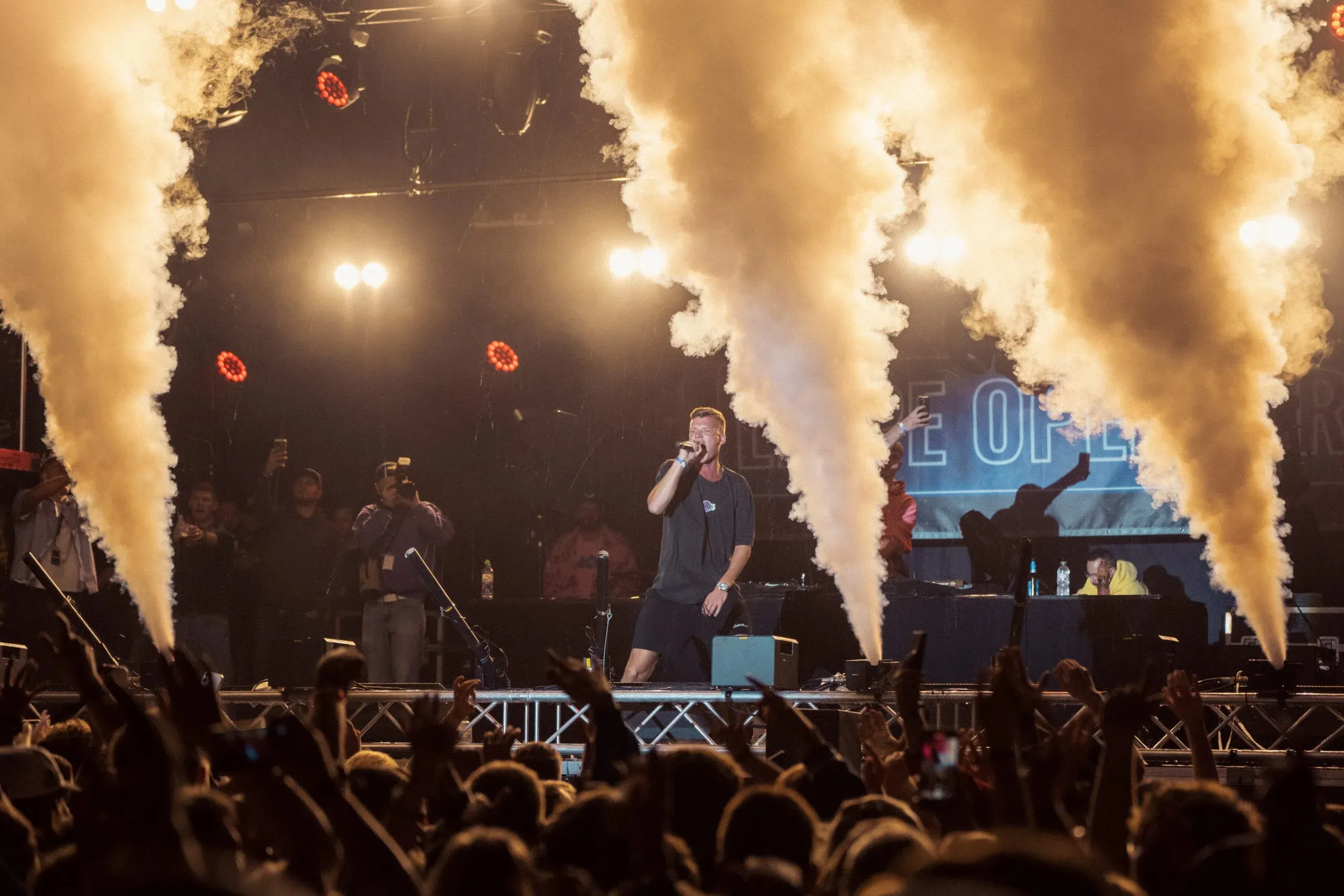 Sänger vor CO2-Fontänen auf der Festivalbühne
