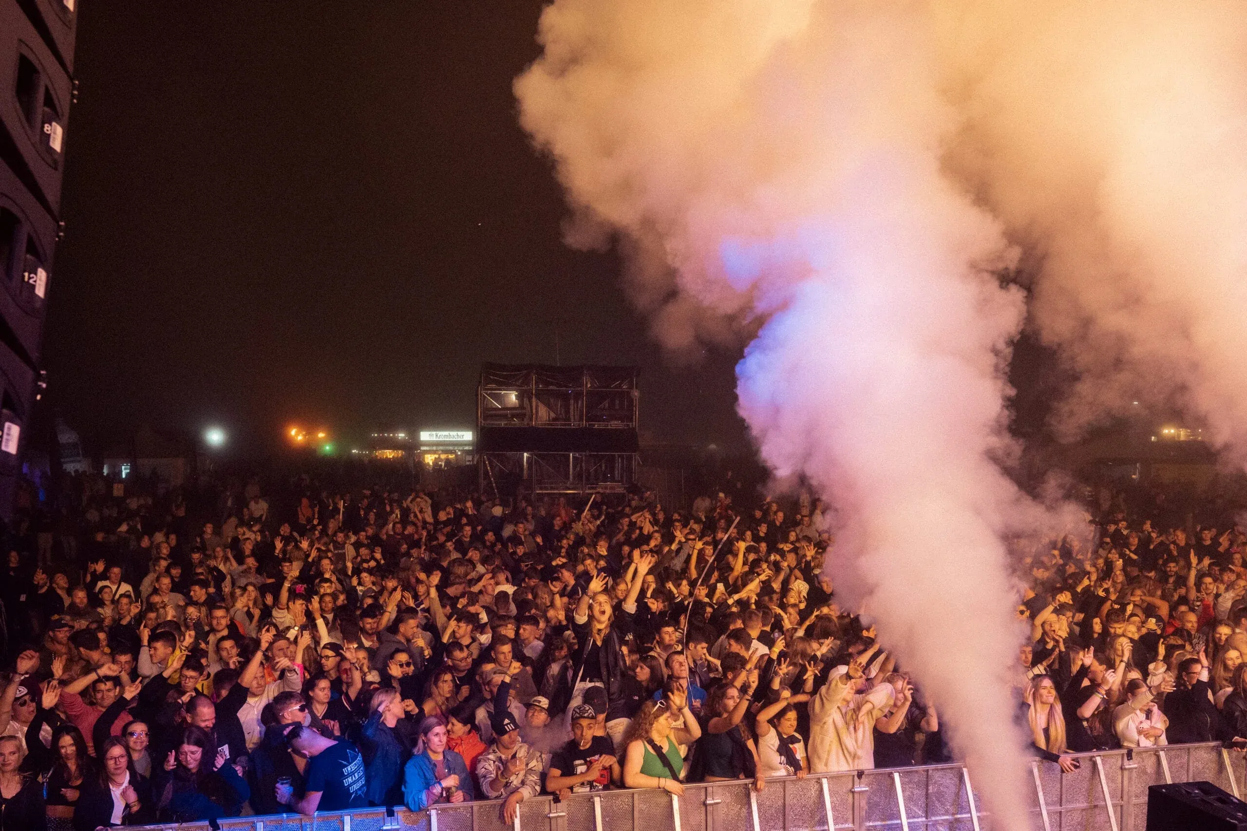 CO2-Fontäne über dem Publikum bei einem Open-Air-Konzert am Abend