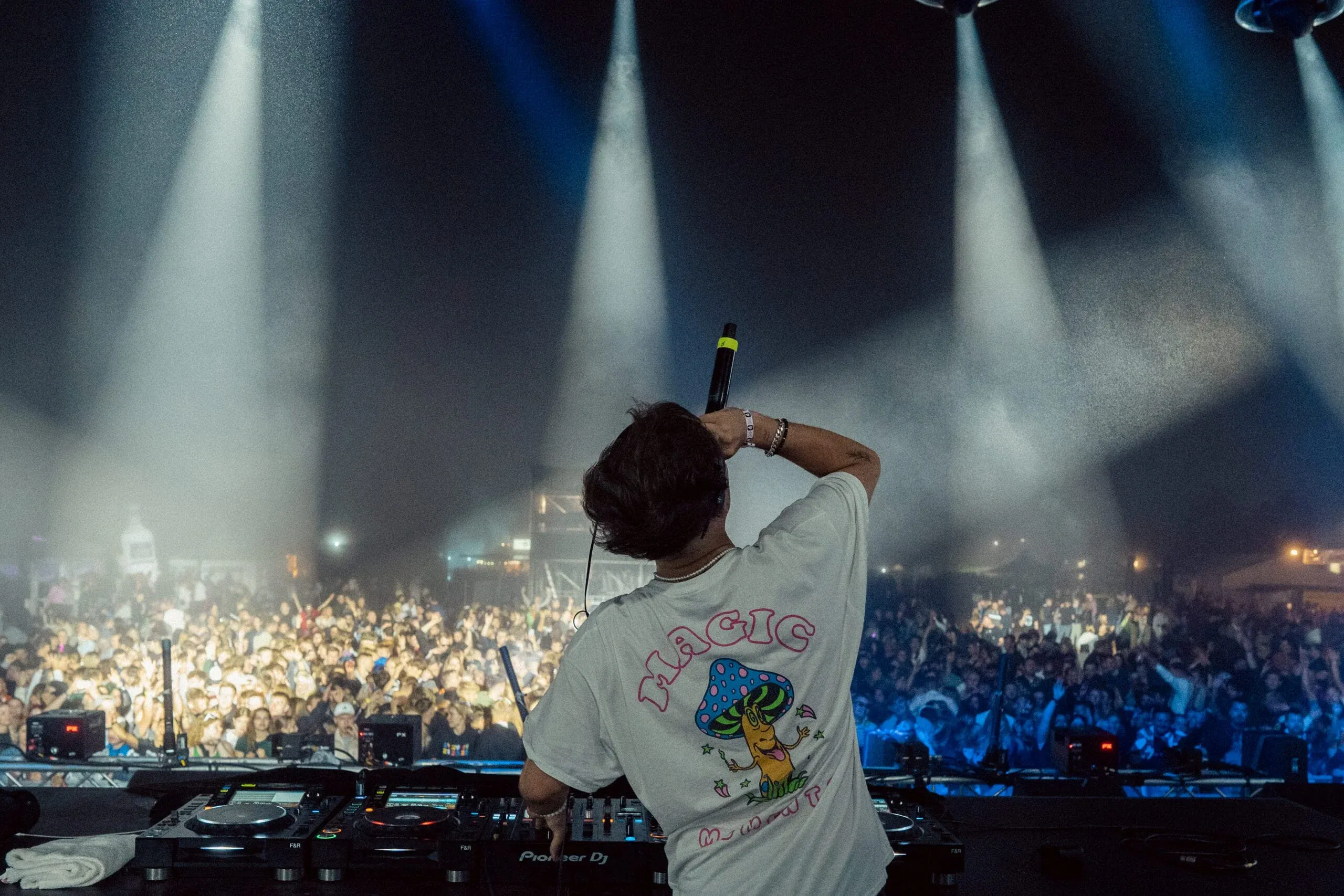 DJ auf der Bühne vor tausenden Zuschauern bei einem Open-Air-Konzert