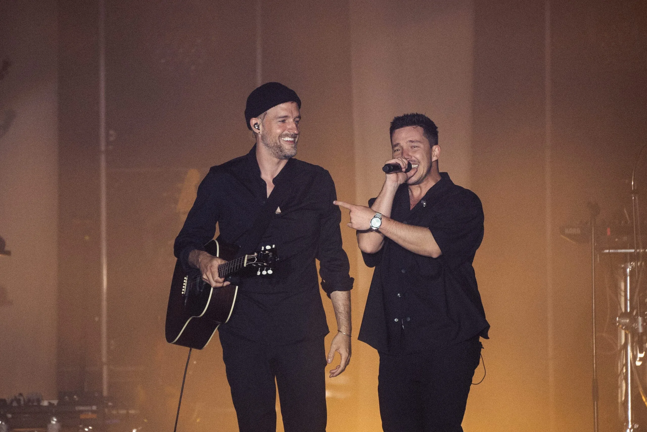 Musikerduo mit Gitarre und Gesang im warmen Bühnenlicht