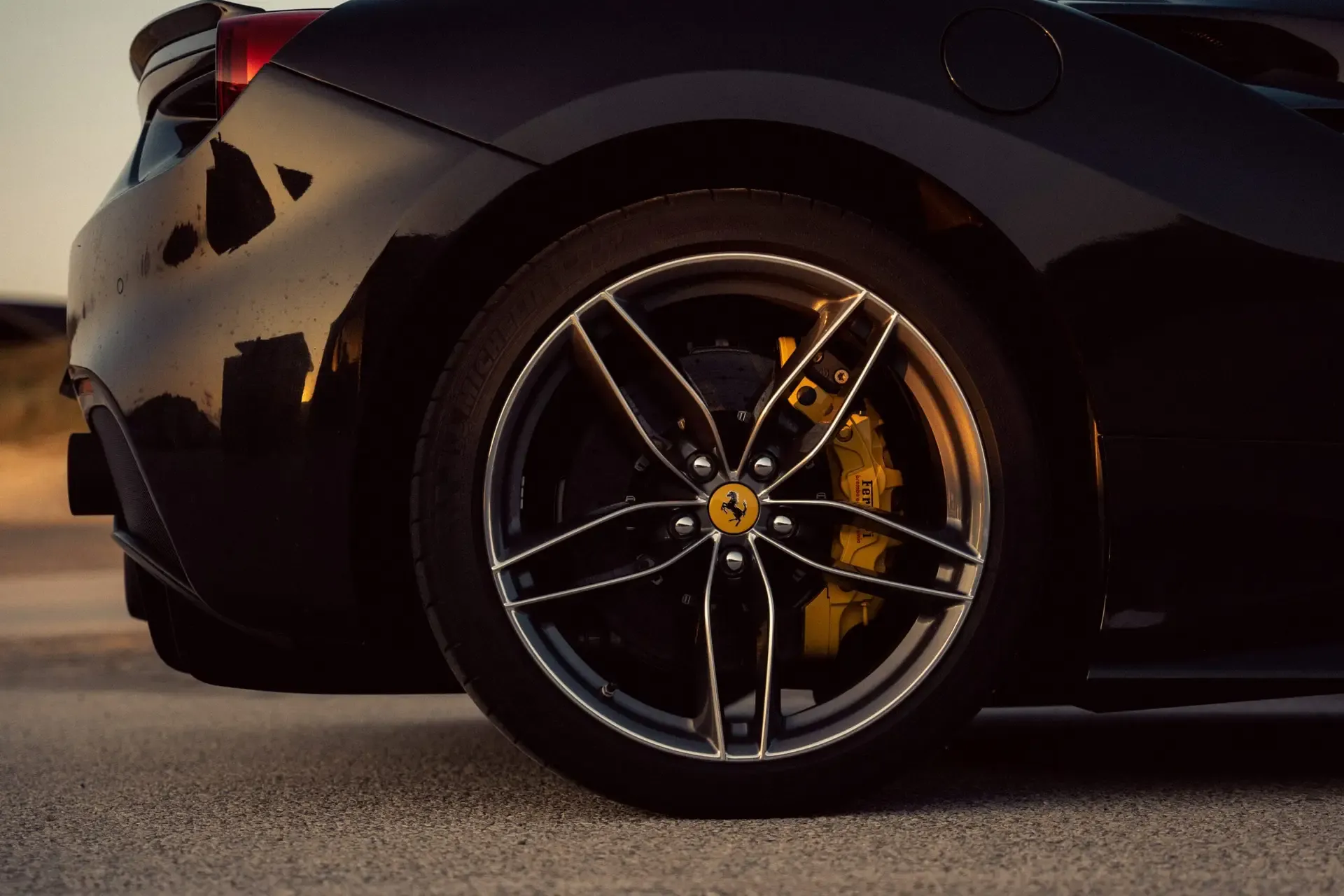 Felge und Bremssattel eines Ferrari in Nahaufnahme bei einem Autoshooting