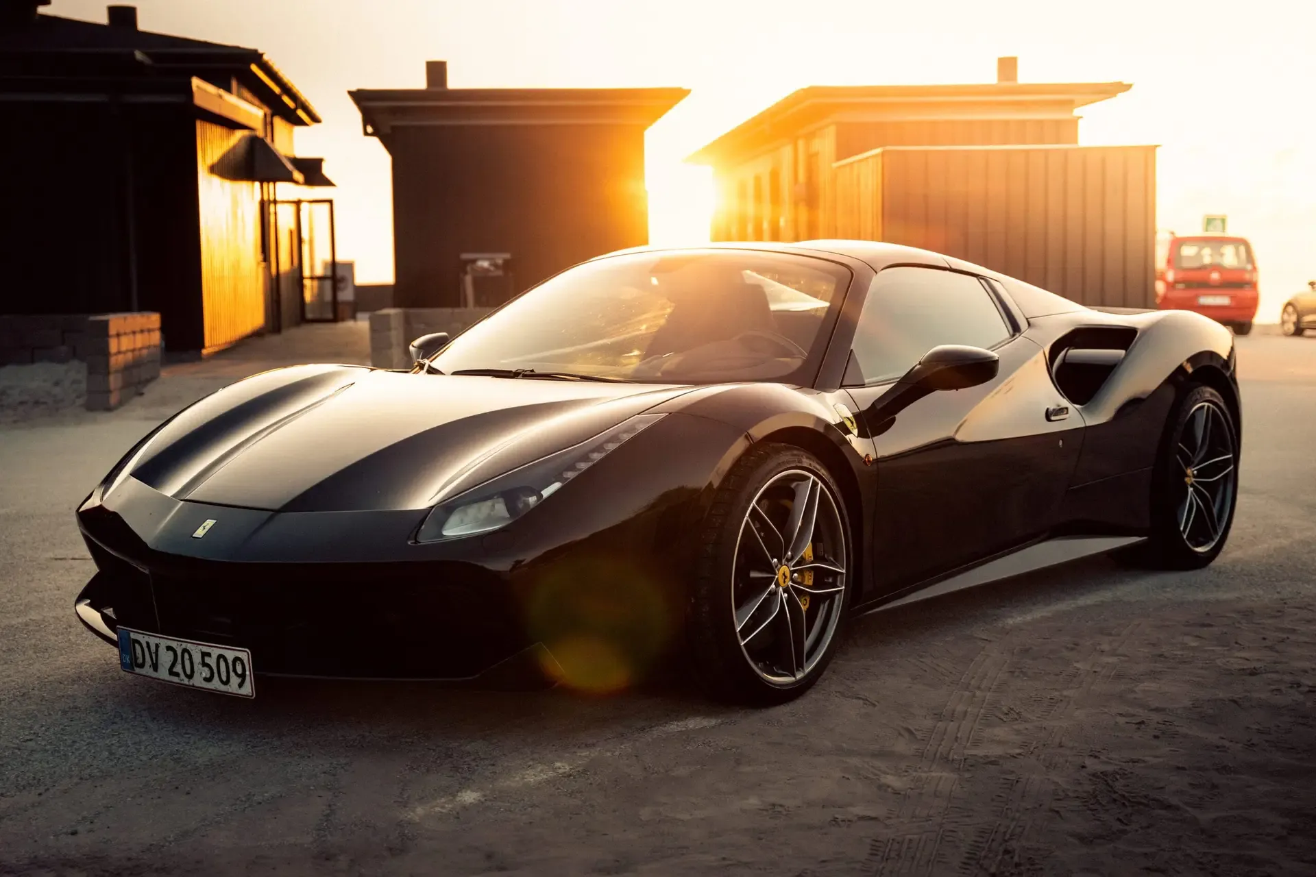 Schwarzer Ferrari im Abendlicht, Seitenansicht beim Autoshooting