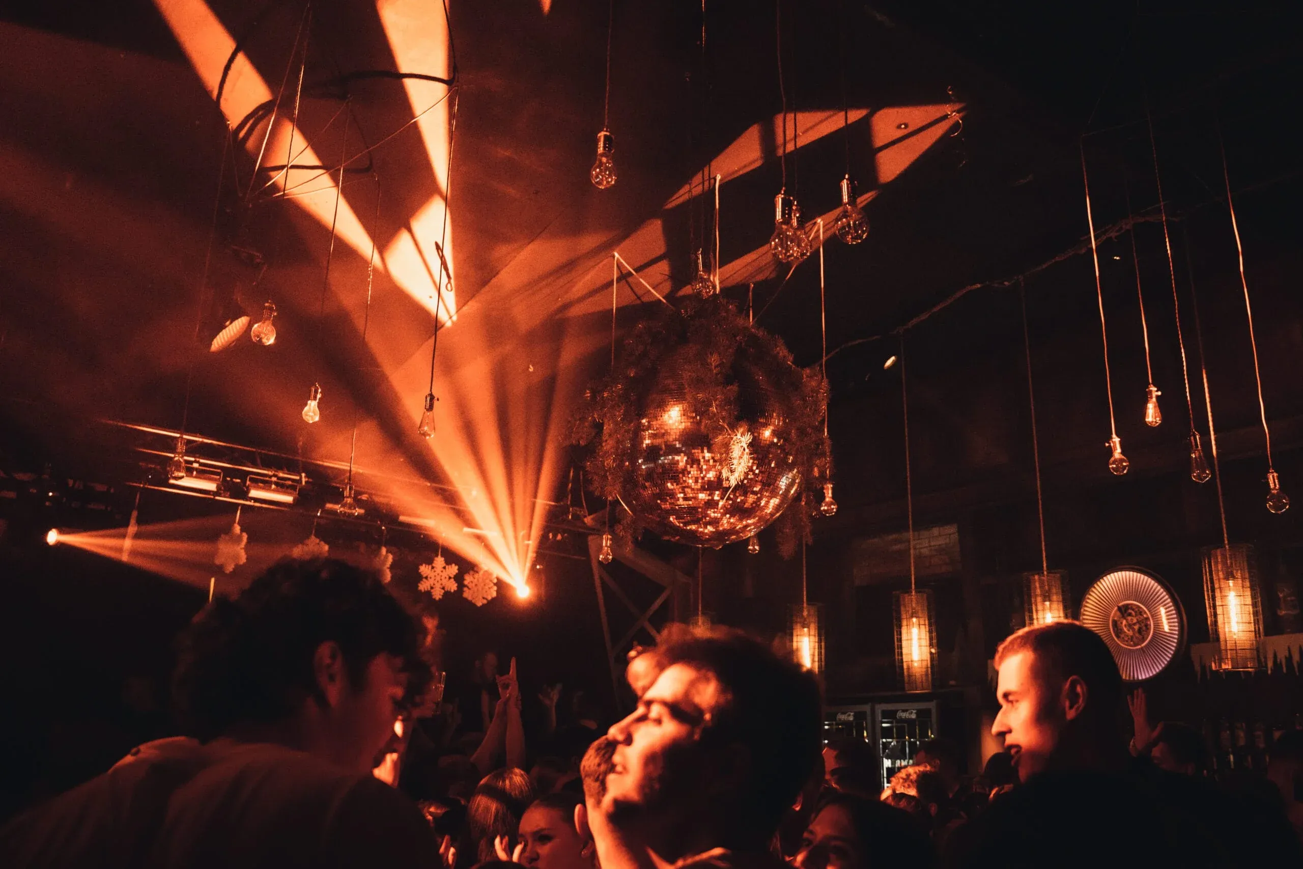 Feiernde Gäste unter der Discokugel bei der Nacht des Sports