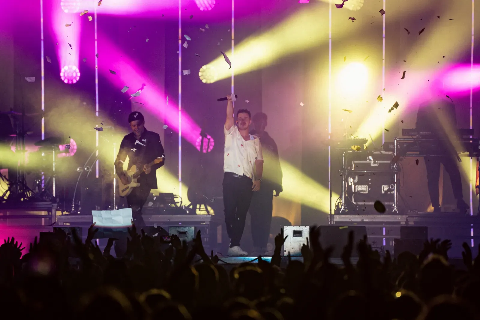 Band auf der Bühne im pinken und gelben Scheinwerferlicht beim Lippe Open Air 2023
