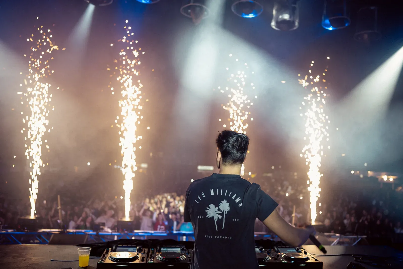 DJ zwischen Funkenfontänen vor dem Publikum des Lippe Open Air 2023