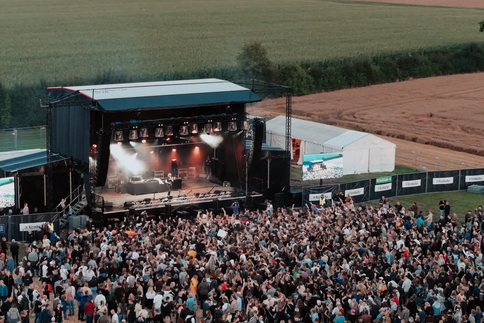 Luftaufnahme der Bühne und des Publikums beim Lippe Open Air 2023 in Lemgo