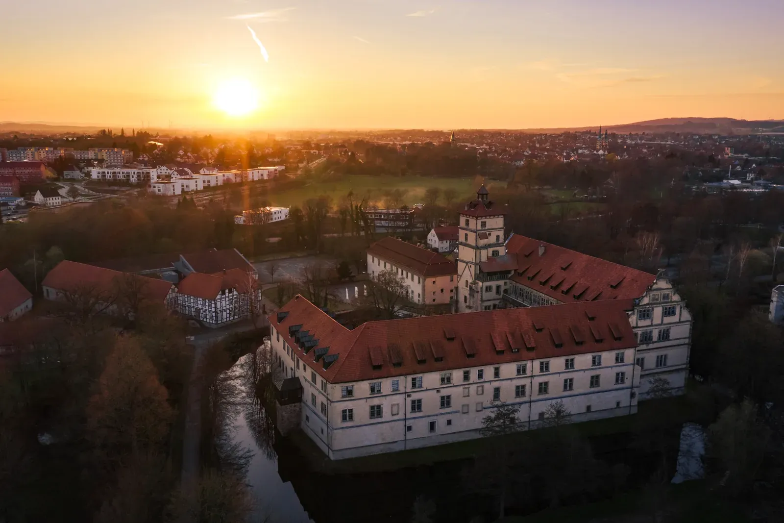 Schloss Brake in Lemgo im Sonnenuntergang aus der Luft