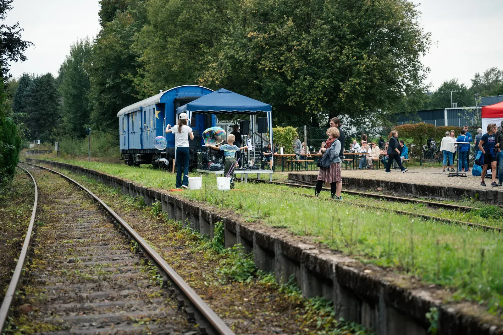 Tag der dritten Orte 2026 am Kulturstellwerk Nordlippe: Gleis, blauer Waggon und Festbetrieb