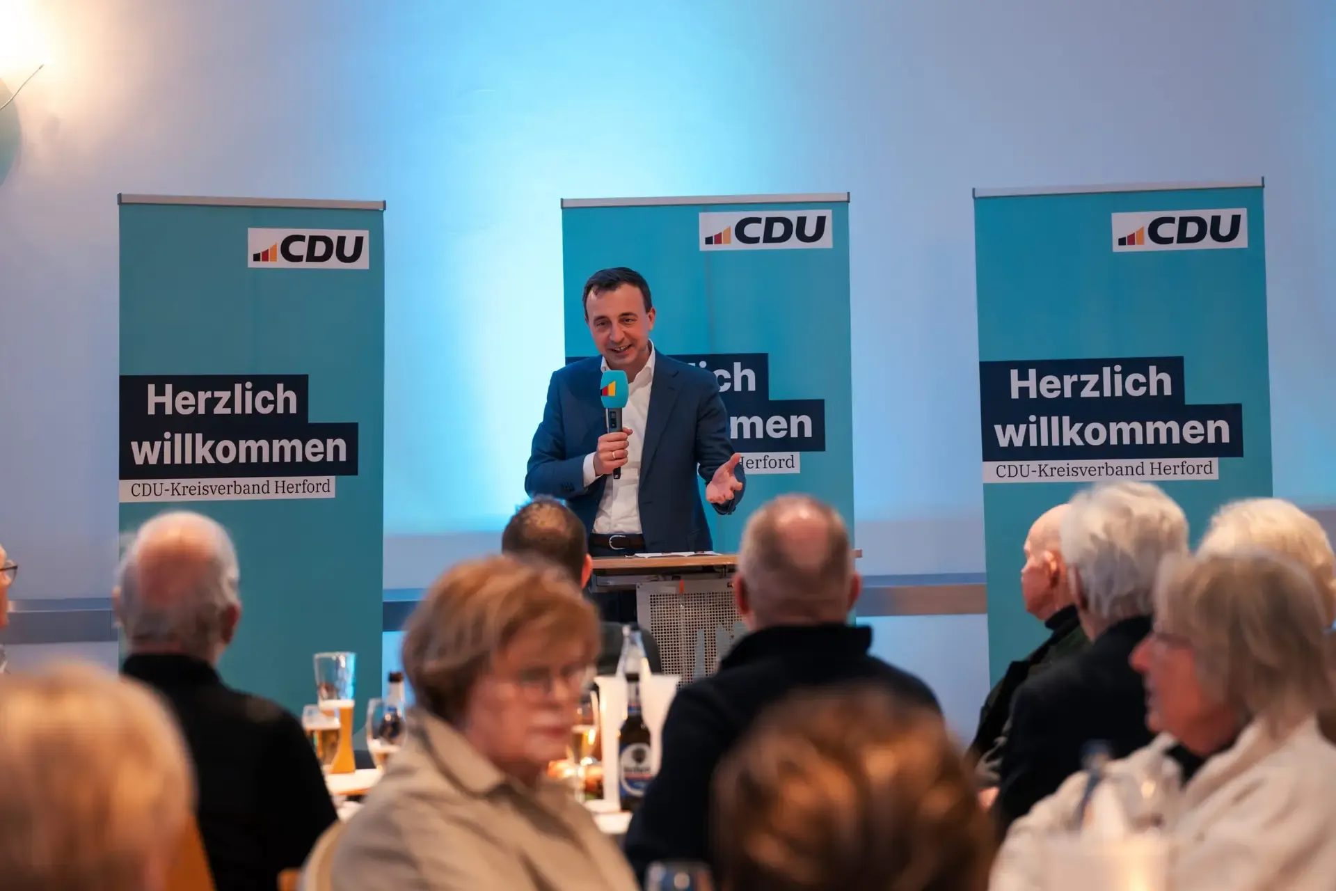 Redner am Pult vor dem Publikum beim Westfälischen Abend