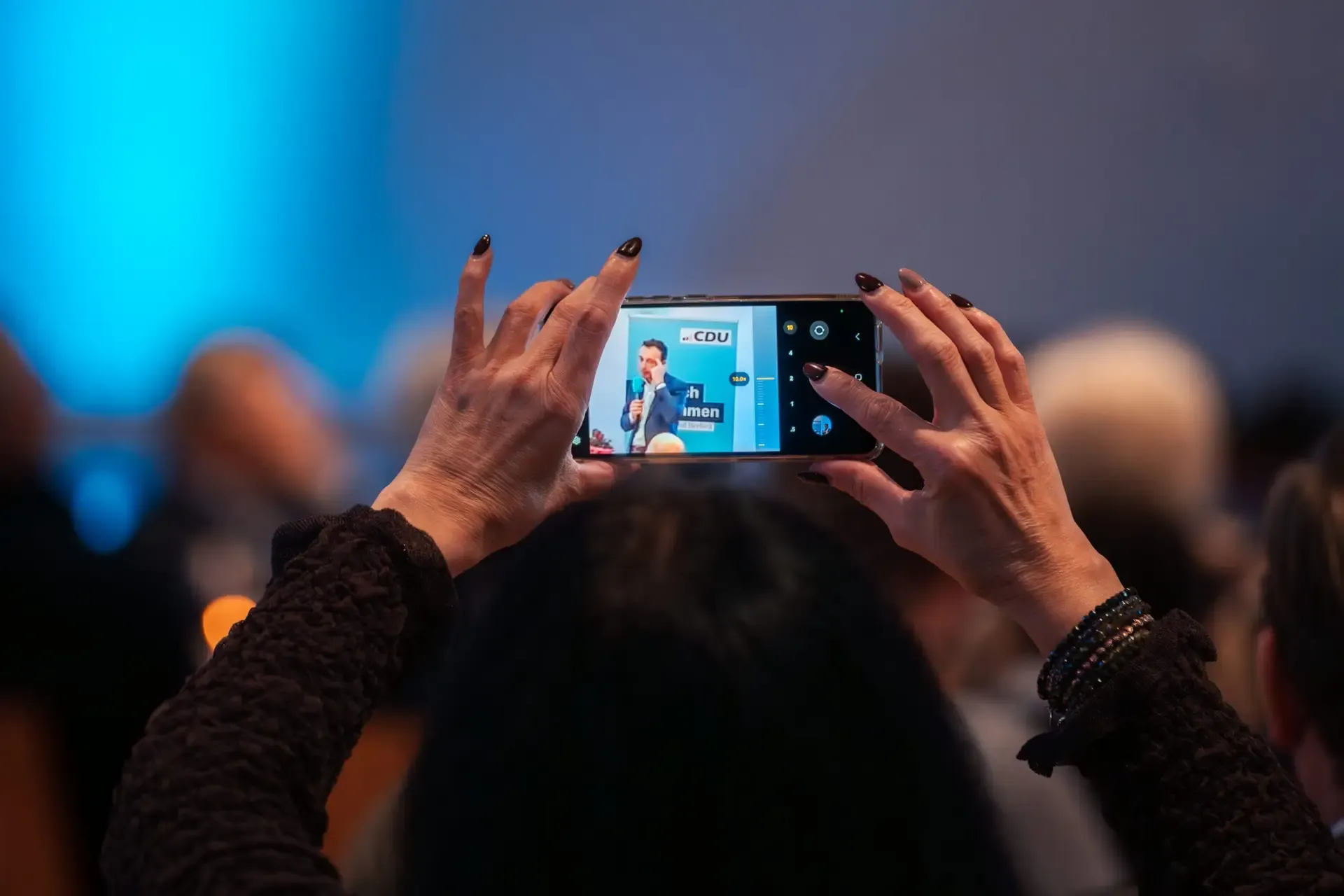 Gast fotografiert die Bühne mit dem Smartphone beim Westfälischen Abend