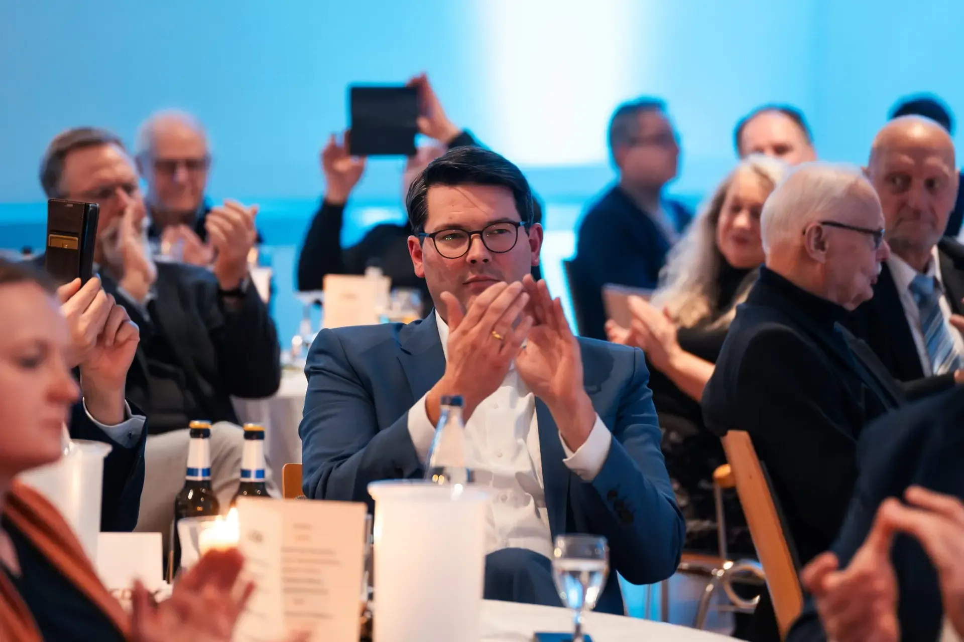 Applaudierendes Publikum an festlich gedeckten Tischen beim Westfälischen Abend