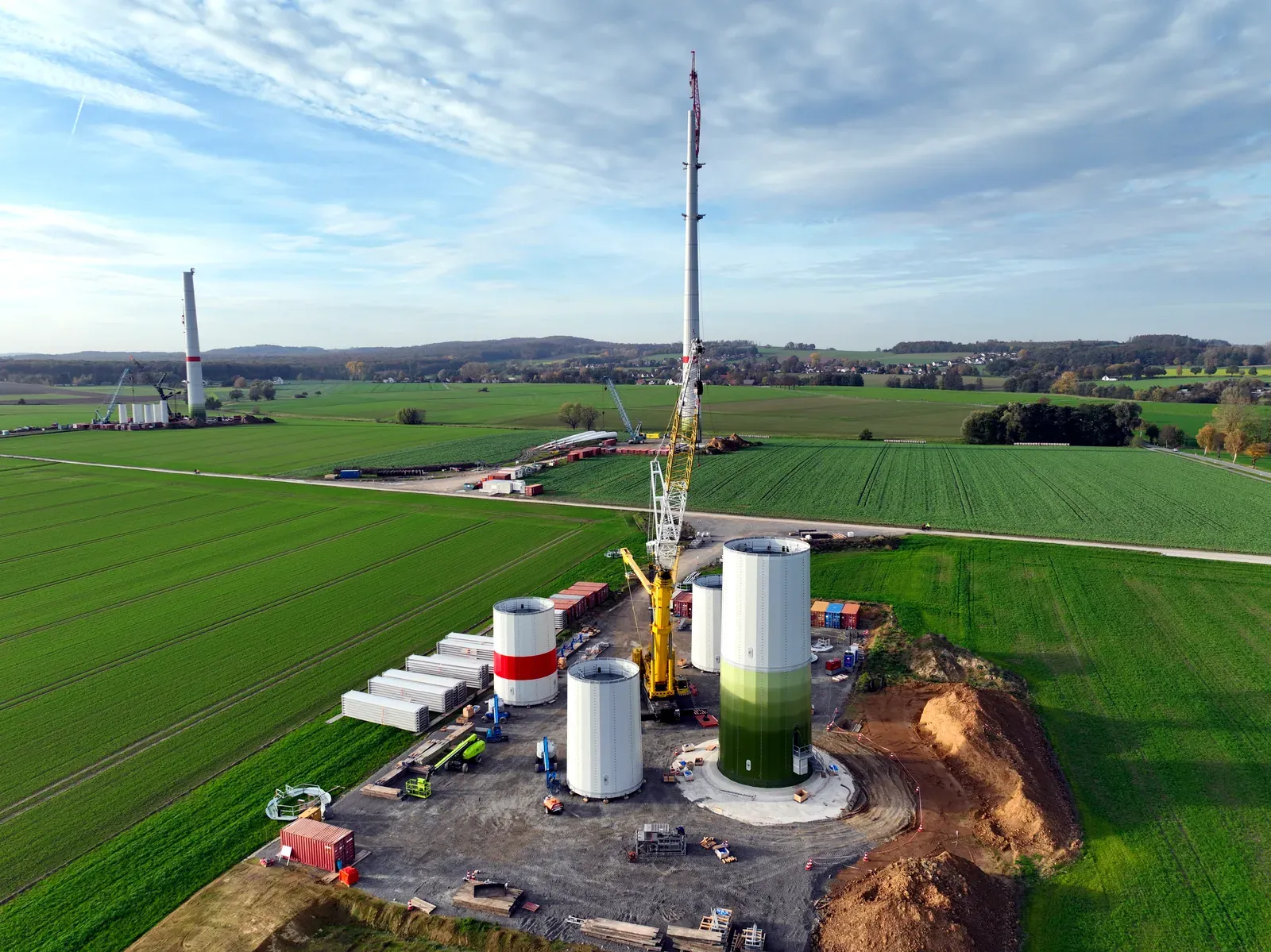 Luftaufnahme einer Windkraft-Baustelle bei Steinheim mit Raupenkran und Turmsegmenten