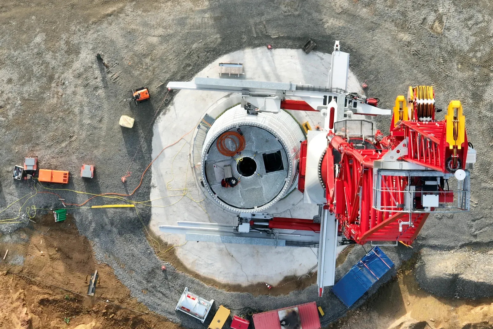 Windkraftanlage im Bau bei Steinheim senkrecht von oben: offener Turmkopf neben dem roten Montagekran